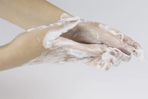Paano linisin ang polyurethane foam mula sa mga kamay