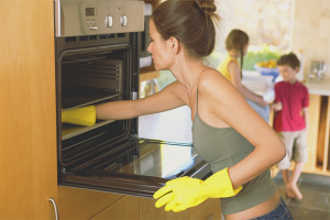 Paano linisin ang baking sheet