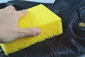 Paano mapupuksa ang amoy ng mga produktong katad