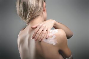 Paano mapupuksa ang acne sa iyong likod at balikat nang mabilis