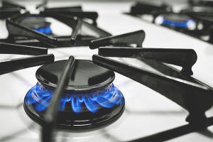 Paano linisin ang gas stove grill