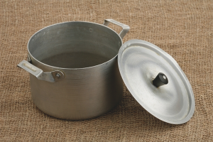 Paano linisin ang mga pans ng aluminyo mula sa soot