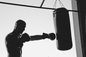 Paano mag-hang ng isang punching bag sa isang apartment