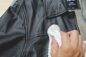 Paano hugasan ang isang jacket na katad