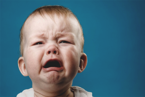 Paano mahinahon ang isang bata sa panahon ng isang tantrum