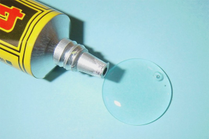 Paano hugasan ang iyong mga kamay mula sa superglue