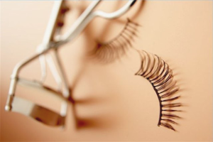 Paano gumamit ng maling eyelashes