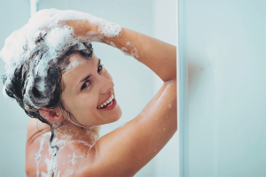 Paano hugasan ang iyong buhok ng shampoo