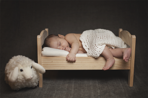 Paano turuan ang isang bata na matulog sa kanyang kuna