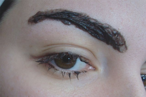 Paano maghugas ng eyebrow dye mula sa balat