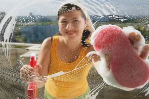 Paano linisin ang mga plastik na bintana nang walang mga guhitan
