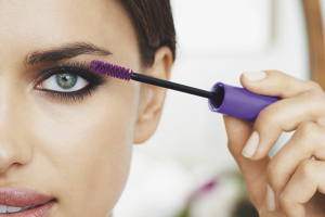 Paano kulayan ang mascara