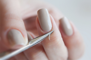 Paano alisin ang isang cuticle