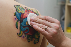 Paano mag-aalaga ng tattoo sa mga unang araw