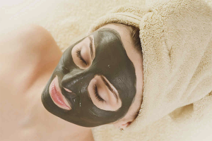 Paano gumawa ng mask mula sa mga itim na tuldok