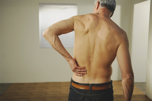 Paano gamutin ang isang lumbar spinal hernia