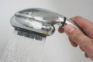 Paano malinis ang isang shower pagtutubig ng lata ng dayap
