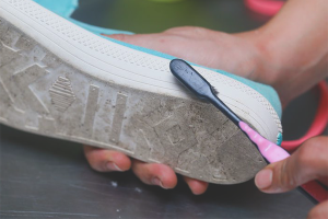 Paano hugasan ang isang puting nag-iisa sa mga sneaker
