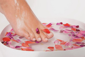 Paano mapalambot ang mga toenails