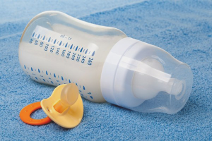 Paano i-sterilize ang mga bote ng sanggol