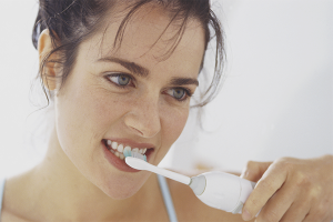 Paano magsipilyo ng iyong ngipin gamit ang isang electric toothbrush