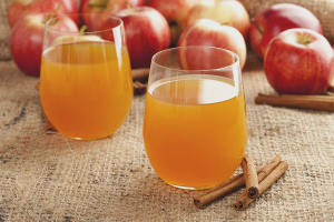 Paano gumawa ng juice ng mansanas
