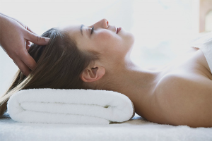 Paano gawin ang head massage para sa paglaki ng buhok