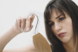 Paano mapigilan ang pagkawala ng buhok pagkatapos ng panganganak