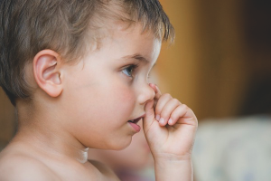 Paano malutas ang isang bata upang kumain ng mga booger