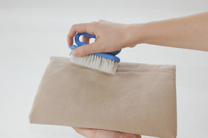 Paano malinis ang isang suede bag