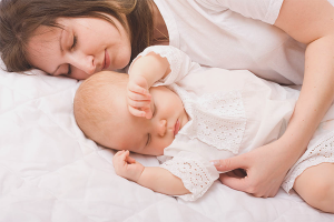 Paano malutas ang isang bata upang matulog kasama si nanay