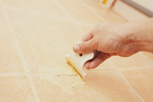 Paano mag-grout seams sa isang tile