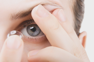 Paano magsuot at mag-alis ng contact lens