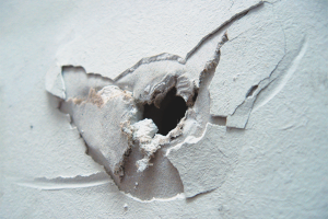 Paano i-seal ang isang butas sa drywall