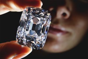 Paano linisin ang mga diamante