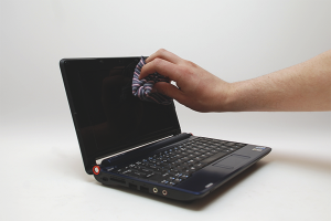 Paano linisin ang isang screen ng laptop