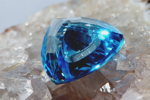 Paano linisin ang topaz