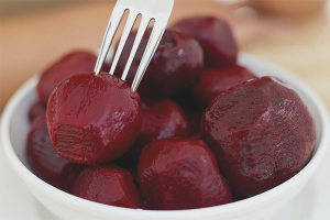 Paano mabilis na magluto ng mga beets sa microwave