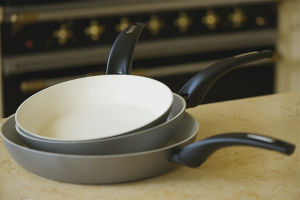 Paano linisin ang isang ceramic pan mula sa mga deposito ng carbon
