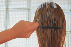 Paano gamitin ang bula sa estilo ng buhok