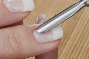 Paano gumamit ng isang cuticle pusher