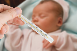 Paano ibababa ang temperatura ng isang sanggol kapag tumutulo