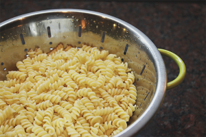 Paano magluto ng pasta upang hindi sila magkadikit