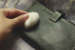 Paano linisin ang isang leather wallet
