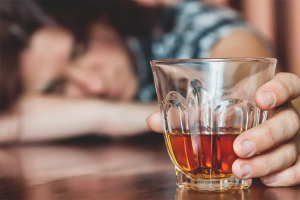 Paano linisin ang katawan ng alkohol