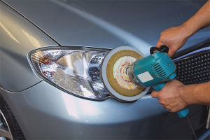 Paano mai-polish ang iyong mga headlight