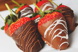 Paano gumawa ng mga chocolate na natakpan ng mga strawberry