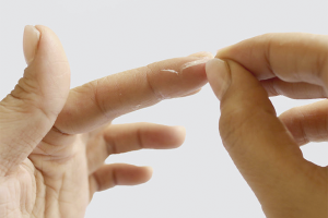 Paano alisin ang superglue mula sa mga daliri