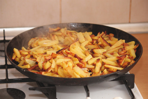 Paano magprito ng patatas sa isang kawali
