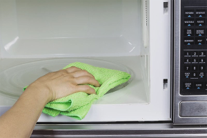 Paano mapupuksa ang amoy ng pagkasunog sa microwave